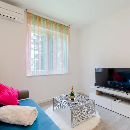 Niro Apartment Split
