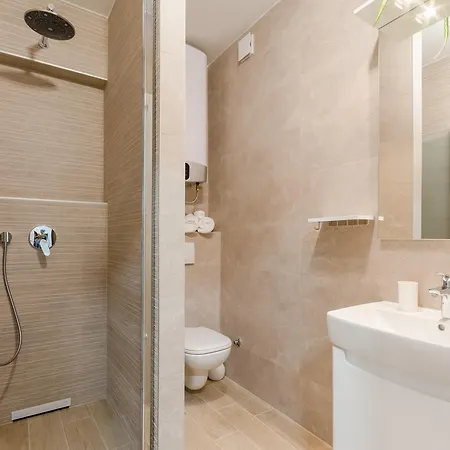 Niro Apartment Split